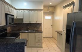 7 odalılar şehir içinde müstakil ev 338 m² Miami'de, Amerika Birleşik Devletleri. $980,000