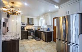 11 odalılar şehir içinde müstakil ev Scarborough'da, Kanada. C$1,576,000