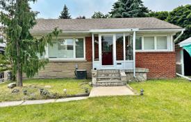 9 odalılar şehir içinde müstakil ev Scarborough'da, Kanada. C$1,294,000