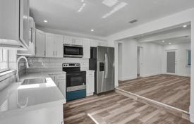 5 odalılar şehir içinde müstakil ev 187 m² North Miami'de, Amerika Birleşik Devletleri. $545,000