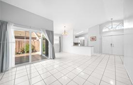 4 odalılar şehir içinde müstakil ev 146 m² Miami'de, Amerika Birleşik Devletleri. $599,000