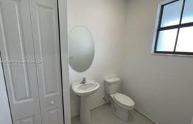 3 odalılar şehir içinde müstakil ev 200 m² Miami'de, Amerika Birleşik Devletleri. $485,000