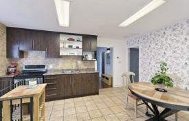 7 odalılar şehir içinde müstakil ev North York'da, Kanada. C$1,173,000