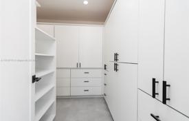 4 odalılar şehir içinde müstakil ev 286 m² Miami'de, Amerika Birleşik Devletleri. $1,500,000
