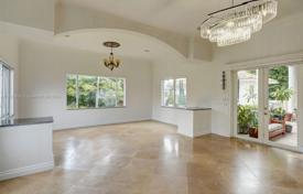 7 odalılar şehir içinde müstakil ev 780 m² Miami'de, Amerika Birleşik Devletleri. $2,500,000