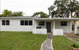 6 odalılar şehir içinde müstakil ev 227 m² North Miami'de, Amerika Birleşik Devletleri. $750,000