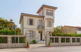 18 odalılar villa Viareggio'da, İtalya. 1,300,000 €