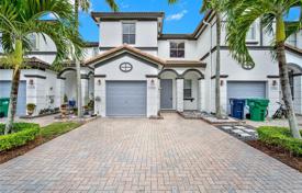 Şehir içinde müstakil ev – Doral, Florida, Amerika Birleşik Devletleri. $599,000