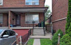 6 odalılar konak Gerrard Street East'da, Kanada. C$1,288,000
