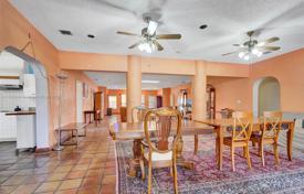 7 odalılar şehir içinde müstakil ev 461 m² Miami'de, Amerika Birleşik Devletleri. $1,100,000