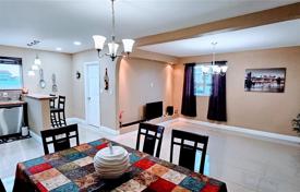 3 odalılar şehir içinde müstakil ev 147 m² Miami'de, Amerika Birleşik Devletleri. $550,000