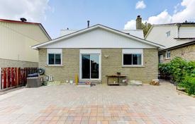 11 odalılar şehir içinde müstakil ev Scarborough'da, Kanada. C$1,390,000