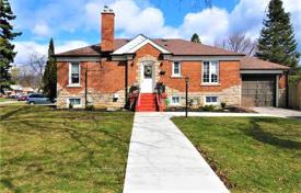 8 odalılar şehir içinde müstakil ev Scarborough'da, Kanada. C$1,568,000
