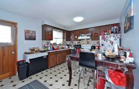 4 odalılar şehir içinde müstakil ev Etobicoke'de, Kanada. C$1,318,000