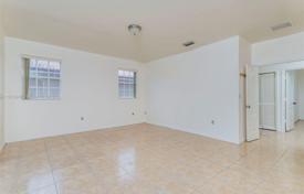 3 odalılar şehir içinde müstakil ev 193 m² Miami'de, Amerika Birleşik Devletleri. $575,000