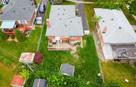 9 odalılar şehir içinde müstakil ev Scarborough'da, Kanada. C$1,428,000