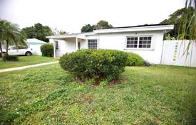 3 odalılar şehir içinde müstakil ev 136 m² Miami'de, Amerika Birleşik Devletleri. $495,000