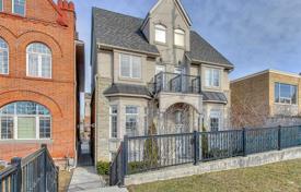 3 odalılar konak Etobicoke'de, Kanada. C$1,502,000