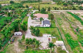 7 odalılar şehir içinde müstakil ev 537 m² Miami'de, Amerika Birleşik Devletleri. $1,590,000