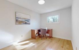 9 odalılar konak North York'da, Kanada. C$1,535,000
