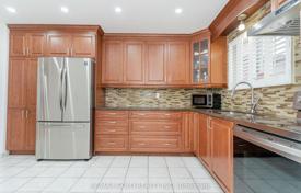 8 odalılar şehir içinde müstakil ev Scarborough'da, Kanada. C$1,293,000