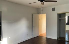 3 odalılar şehir içinde müstakil ev 202 m² Miami'de, Amerika Birleşik Devletleri. $679,000