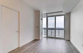 4 odalılar daire Eglinton Avenue East'da, Kanada. C$741,000