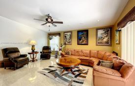 2 odalılar şehir içinde müstakil ev 124 m² Miami'de, Amerika Birleşik Devletleri. $400,000