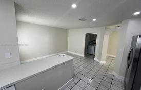 3 odalılar şehir içinde müstakil ev 173 m² Miami'de, Amerika Birleşik Devletleri. $570,000