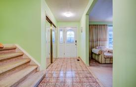 9 odalılar şehir içinde müstakil ev Scarborough'da, Kanada. C$1,308,000