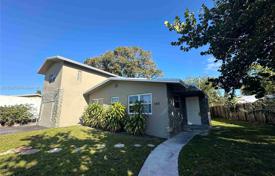 4 odalılar şehir içinde müstakil ev 229 m² Fort Lauderdale'de, Amerika Birleşik Devletleri. $510,000
