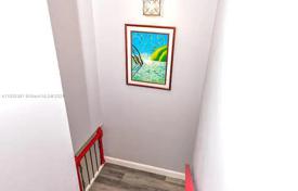 4 odalılar şehir içinde müstakil ev 160 m² Miami'de, Amerika Birleşik Devletleri. $439,000