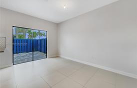 3 odalılar şehir içinde müstakil ev 165 m² Miami'de, Amerika Birleşik Devletleri. $440,000