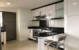 3 odalılar kondominyumda daireler Khlong Toei'de, Tayland. $3,700 haftalık