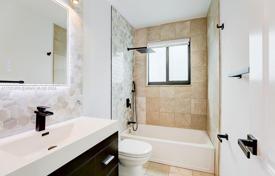 4 odalılar şehir içinde müstakil ev 199 m² Miami'de, Amerika Birleşik Devletleri. $1,200,000