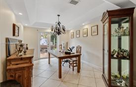 5 odalılar şehir içinde müstakil ev 274 m² Miami'de, Amerika Birleşik Devletleri. $849,000