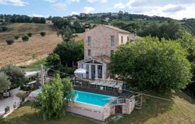 8 odalılar villa 210 m² Marche'de, İtalya. 590,000 €