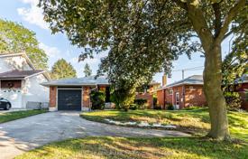 12 odalılar şehir içinde müstakil ev North York'da, Kanada. C$2,013,000