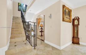5 odalılar şehir içinde müstakil ev 526 m² Miami'de, Amerika Birleşik Devletleri. $1,999,000
