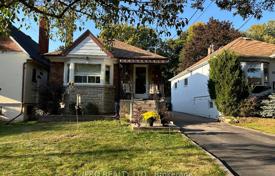 7 odalılar şehir içinde müstakil ev North York'da, Kanada. C$2,148,000