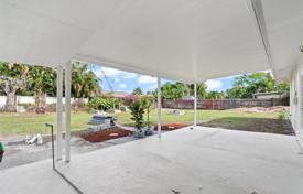 Şehir içinde müstakil ev – West Palm Beach, Florida, Amerika Birleşik Devletleri. $520,000