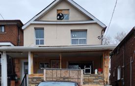 8 odalılar şehir içinde müstakil ev York'da, Kanada. C$1,426,000