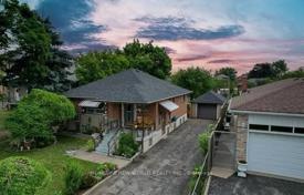 9 odalılar şehir içinde müstakil ev North York'da, Kanada. C$1,747,000