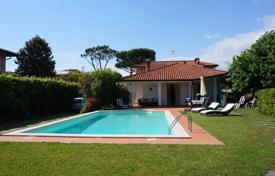 4 odalılar villa Forte dei Marmi'de, İtalya. 5,900 € haftalık