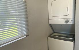 4 odalılar şehir içinde müstakil ev 97 m² Miami'de, Amerika Birleşik Devletleri. $433,000
