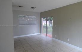 3 odalılar şehir içinde müstakil ev 115 m² Miami'de, Amerika Birleşik Devletleri. $440,000