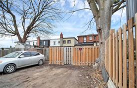 3 odalılar konak East York'da, Kanada. C$1,144,000