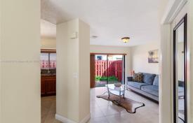 3 odalılar şehir içinde müstakil ev 154 m² Miami'de, Amerika Birleşik Devletleri. $630,000