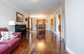 12 odalılar şehir içinde müstakil ev North York'da, Kanada. C$2,348,000