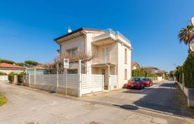 8 odalılar villa Forte dei Marmi'de, İtalya. Price on request